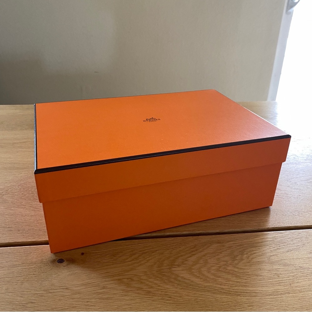 HERMES Women’s Shoebox With Ribbon